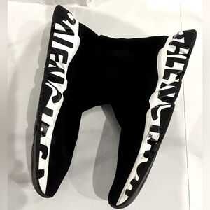 Size 10, with dust bags no box. Barely worn few scuff marks to be cleaned off